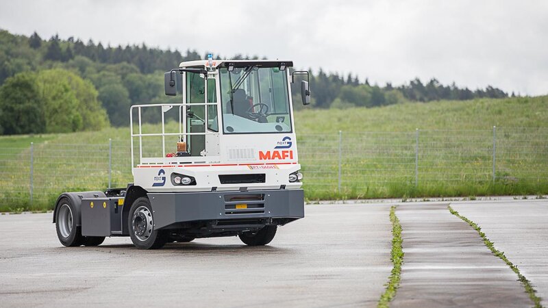 An autonomously driving terminal tractor from MAFI, converted with NX NextMotion, moves driverless across a training area.