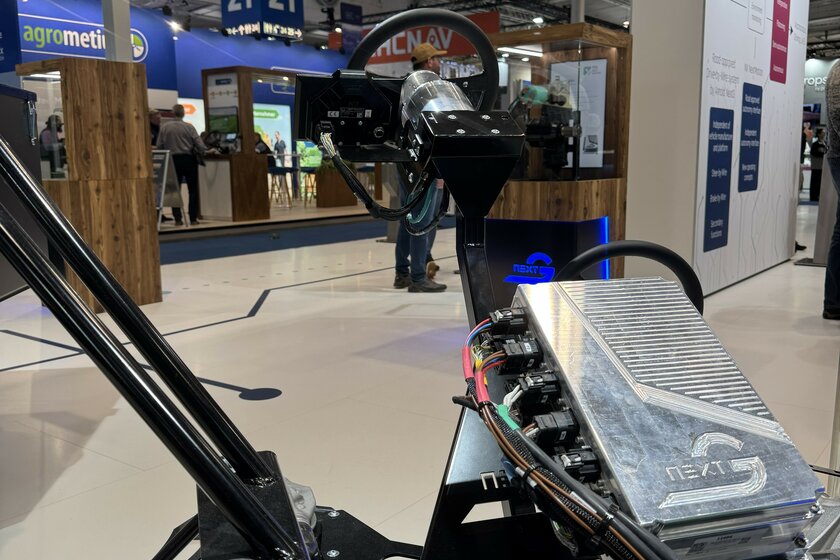 A steer-by-wire test bench that no longer has a steering column between the steering wheel and the steering axle, but is controlled by two motors. Our NX NextMotion central control unit processes the incoming signals and controls everything.