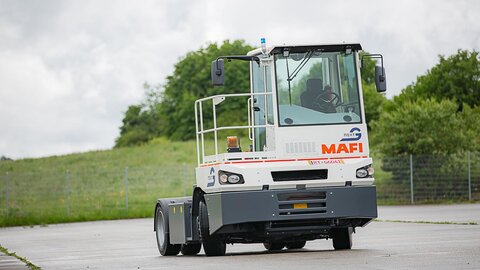Logistics industry: An autonomously driving terminal tractor from MAFI, converted with NX NextMotion, moves driverless across a training area.