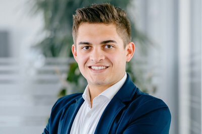 An attractive young man with brown hedgehog hair who is Kevin Arnold and the CEO of the company Arnold NextG.